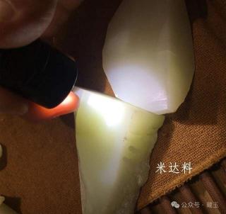 几种细度顶级的和田玉,有一种打灯比玻璃还干净!